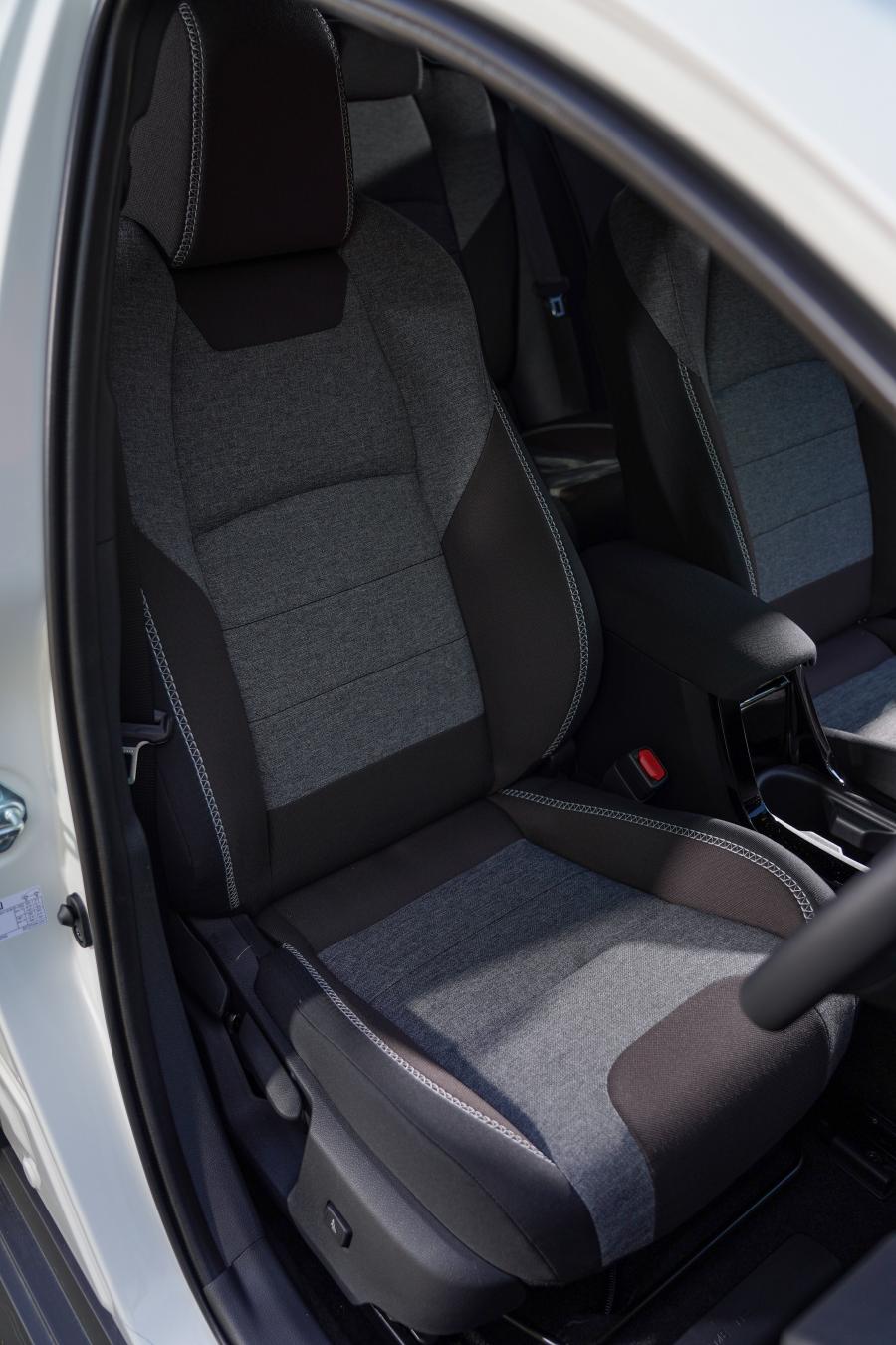 Интерьер Toyota Corolla Trek Hybrid 2020 года  (UK) (фото 25 из 40)